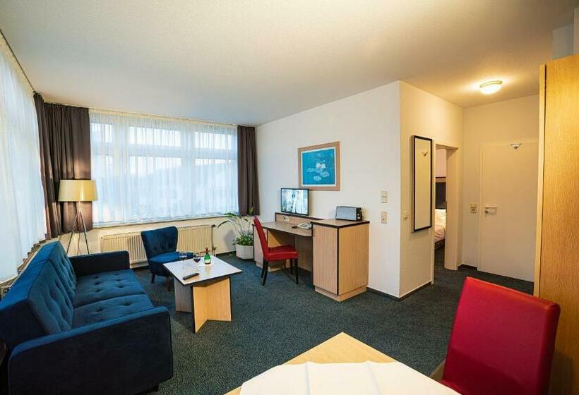 סוויטת ג'וניור, Apart