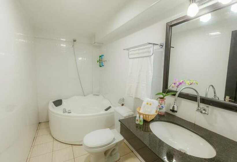 Люкс Повышенной Комфортности, Seventh Heaven Hotel And High Bar