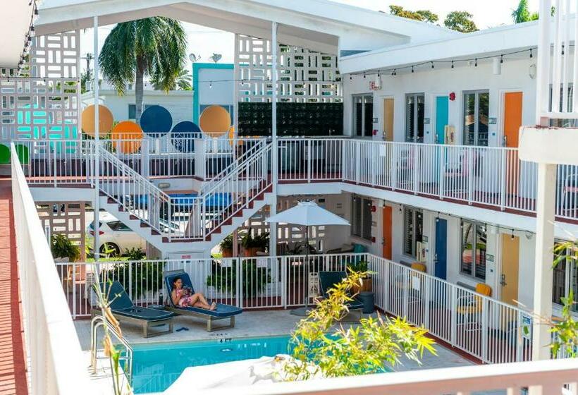 标准工作室, Waterside Hotel And Suites