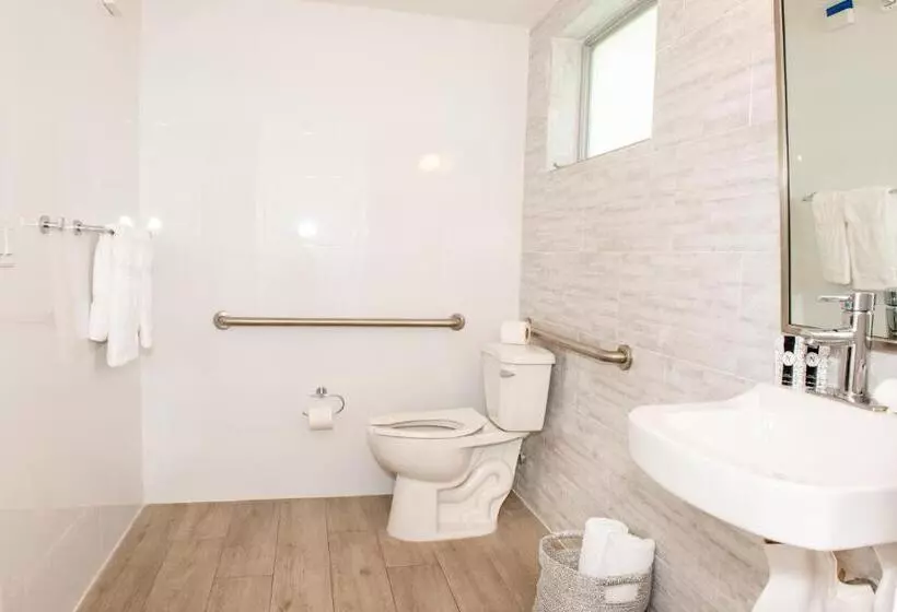 اتاق استاندارد برای معلولان, Waterside Hotel And Suites