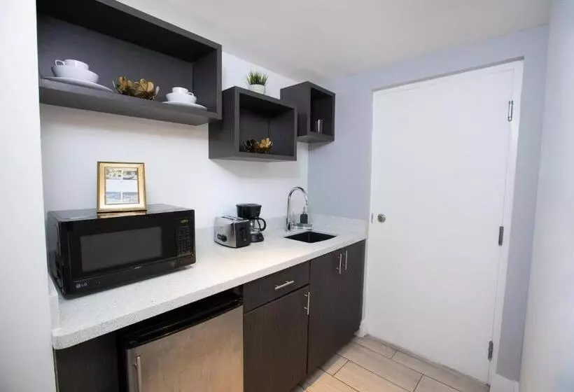 اتاق استاندارد برای معلولان, Waterside Hotel And Suites