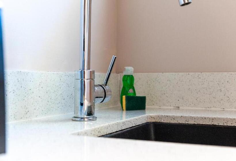 חדר סטנדרט מותאם לאדם עם מוגבלויות, Waterside Hotel And Suites