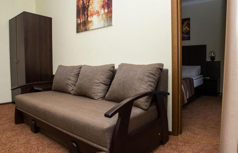 سوئیت جونیور با تراس, 12 Months Mini