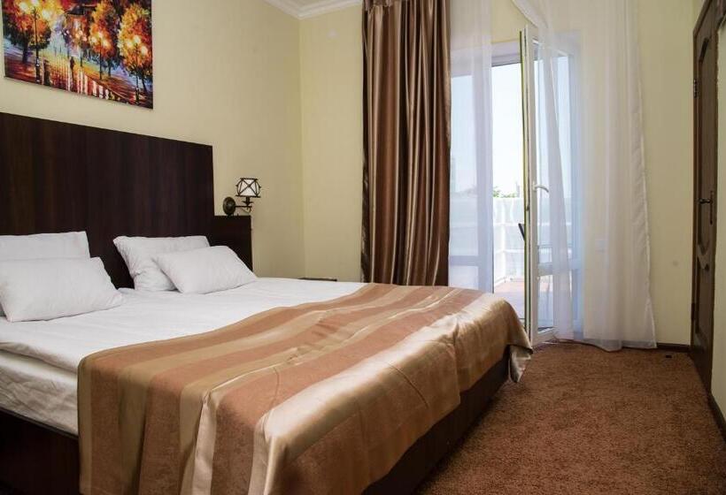 سوئیت جونیور با تراس, 12 Months Mini