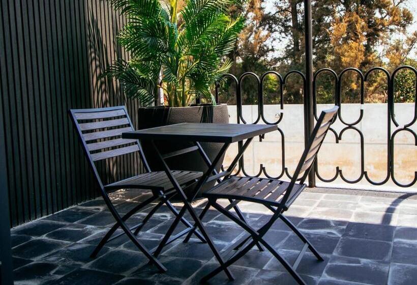 اتاق لوکس با بالکن, Cargo88