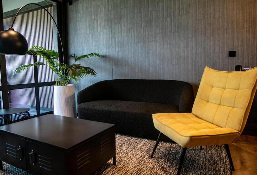 اتاق لوکس با بالکن, Cargo88