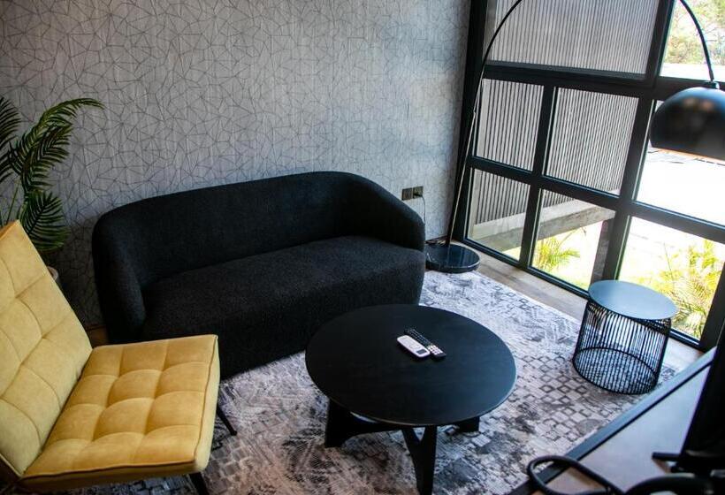 اتاق لوکس با بالکن, Cargo88