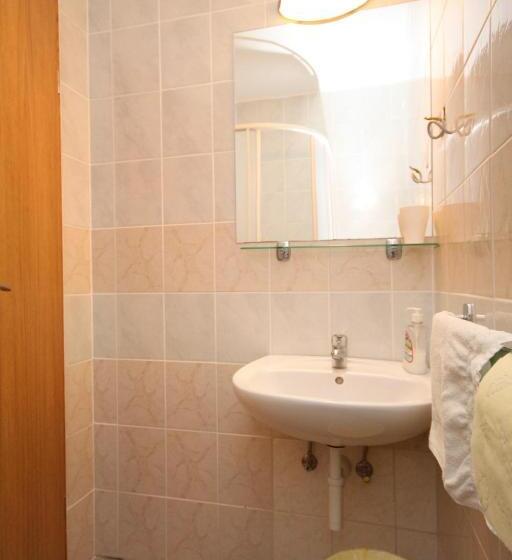 شقة غرفة نوم واحدة مزودة بتراس مطلة على البحر, Apartments & Room Eva Slano