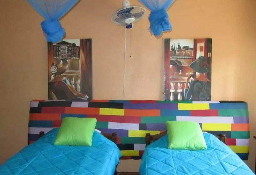 اتاق استاندارد با سرویس بهداشتی مشترک, Flintstones Backpackers