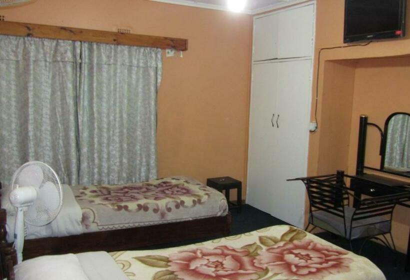 اتاق استاندارد با سرویس بهداشتی مشترک, Flintstones Backpackers