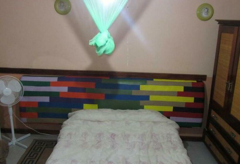 اتاق استاندارد با سرویس بهداشتی مشترک, Flintstones Backpackers