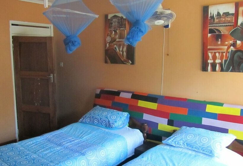 اتاق استاندارد با سرویس بهداشتی مشترک, Flintstones Backpackers