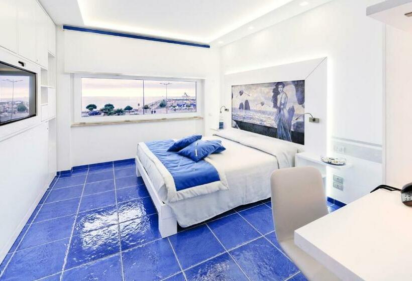 اتاق لوکس با چشم‌انداز دریا, La Madegra Seasuite