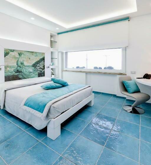 اتاق لوکس با چشم‌انداز دریا, La Madegra Seasuite