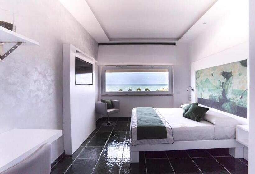 اتاق لوکس با چشم‌انداز دریا, La Madegra Seasuite