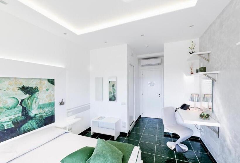 اتاق لوکس با چشم‌انداز دریا, La Madegra Seasuite