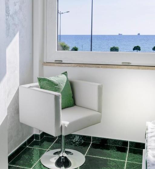 اتاق لوکس با چشم‌انداز دریا, La Madegra Seasuite