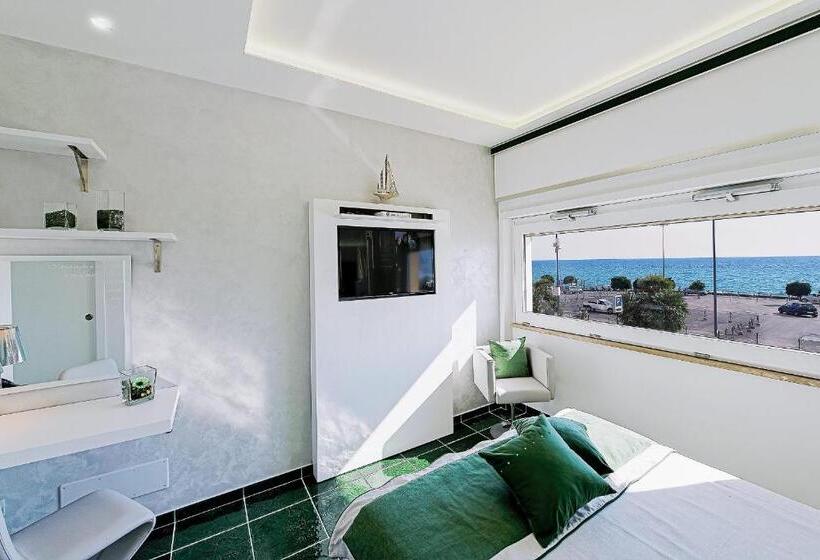 اتاق لوکس با چشم‌انداز دریا, La Madegra Seasuite