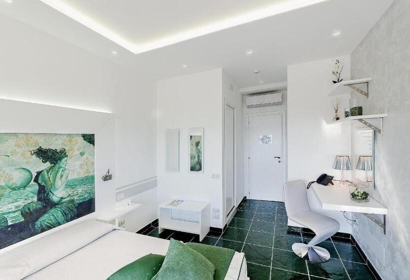 اتاق لوکس با چشم‌انداز دریا, La Madegra Seasuite