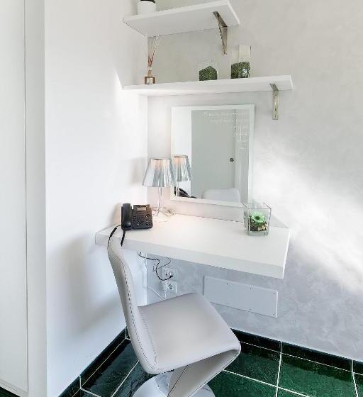 اتاق لوکس با چشم‌انداز دریا, La Madegra Seasuite