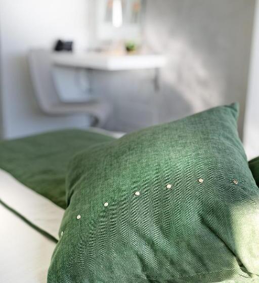 اتاق لوکس با چشم‌انداز دریا, La Madegra Seasuite