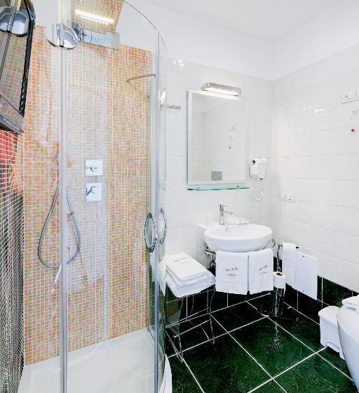 اتاق لوکس با چشم‌انداز دریا, La Madegra Seasuite