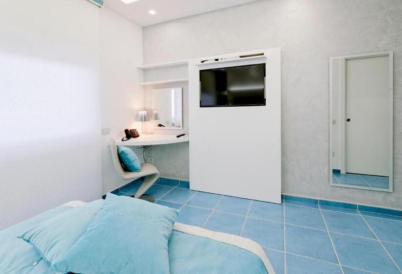 اتاق لوکس با چشم‌انداز دریا, La Madegra Seasuite