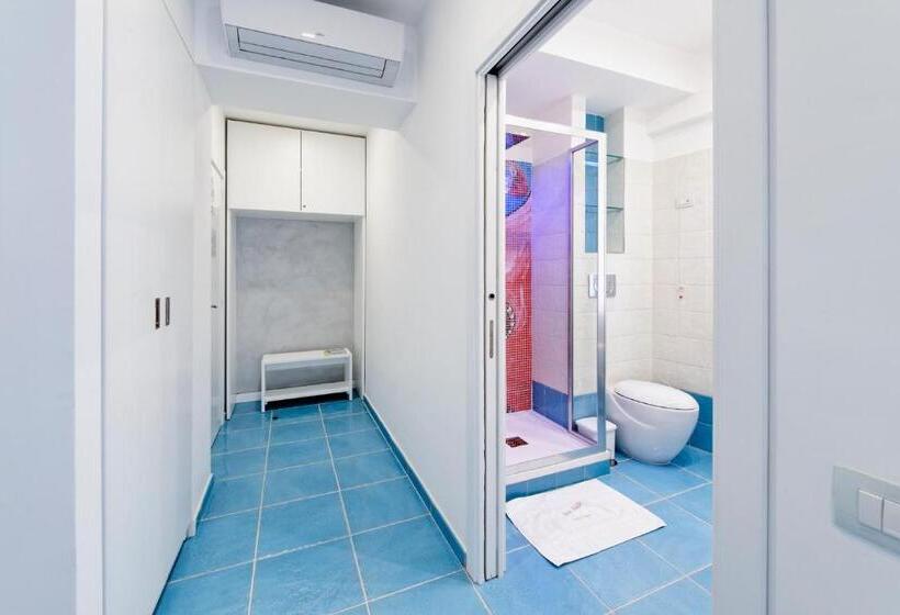 اتاق لوکس با چشم‌انداز دریا, La Madegra Seasuite