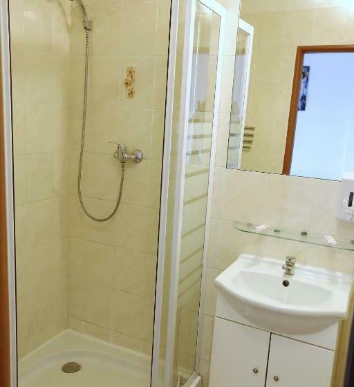 컴포트 룸, Alcorso Pension