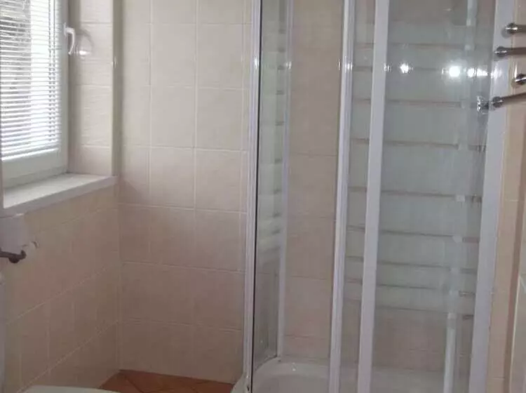 اتاق استاندارد سه نفره, Alcorso Pension