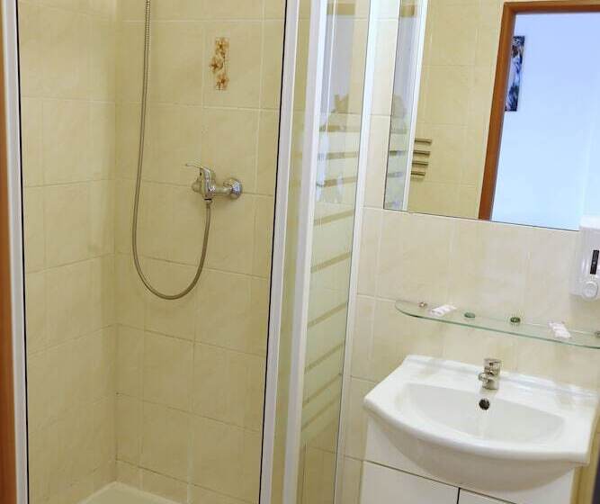 컴포트 룸, Alcorso Pension