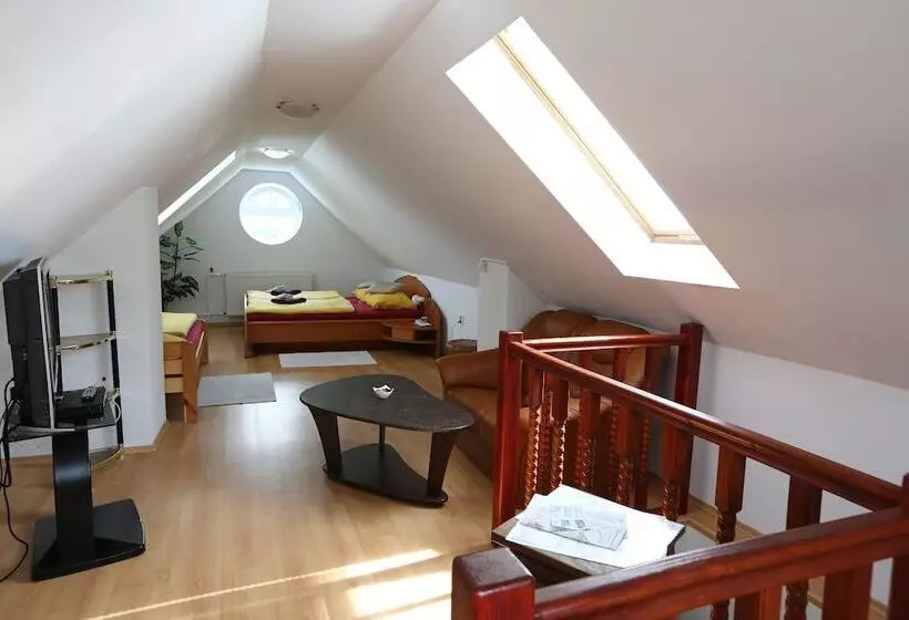 اتاق استاندارد سه نفره, Alcorso Pension