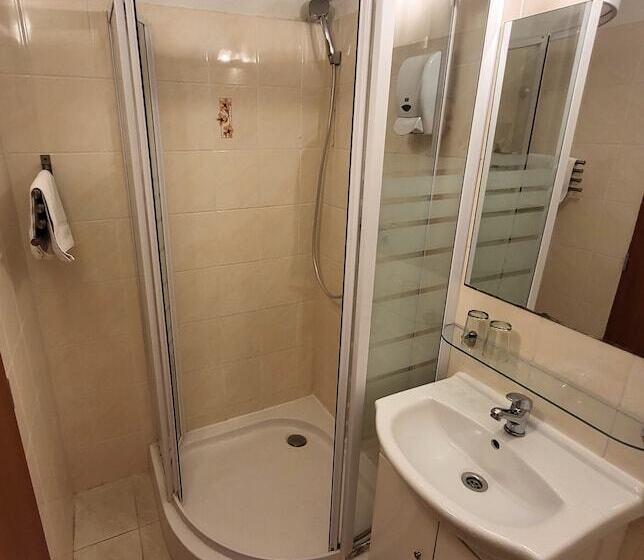 컴포트 룸, Alcorso Pension