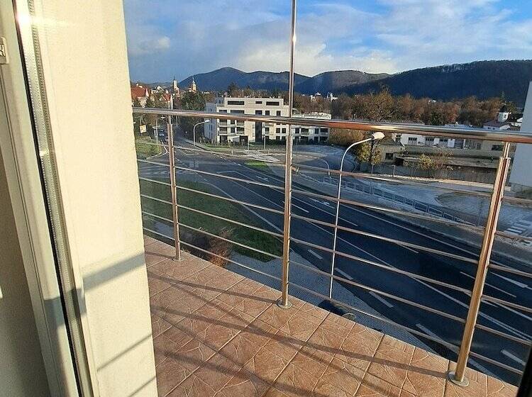 컴포트 룸, Alcorso Pension