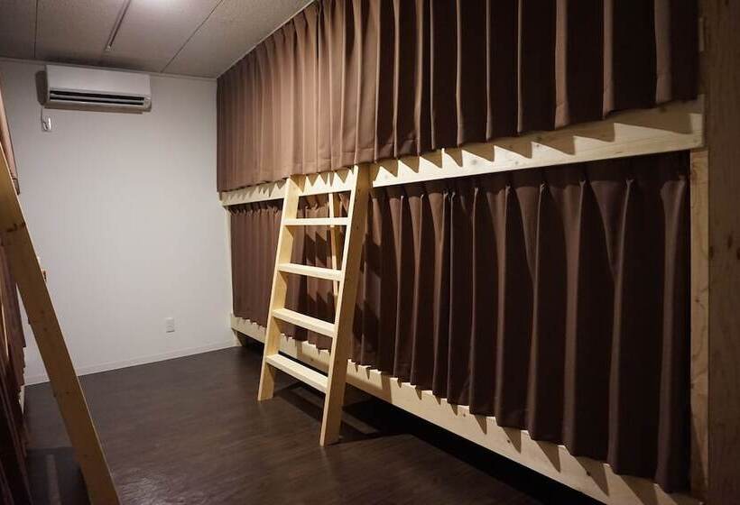 מיטה בחדר משותף, Uni Hostel