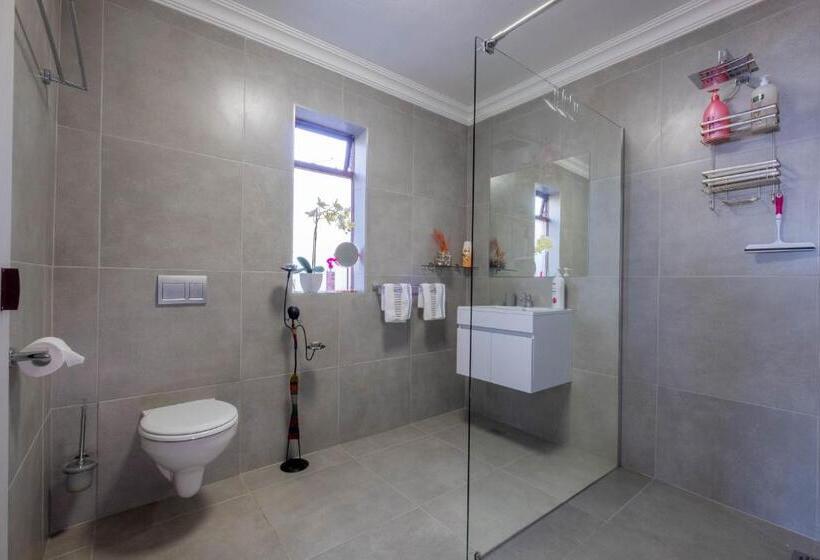 Suite with lake view, Paradise Found