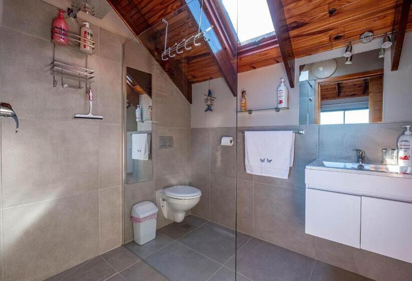Suite with lake view, Paradise Found