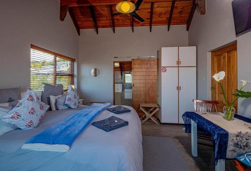 Suite with lake view, Paradise Found