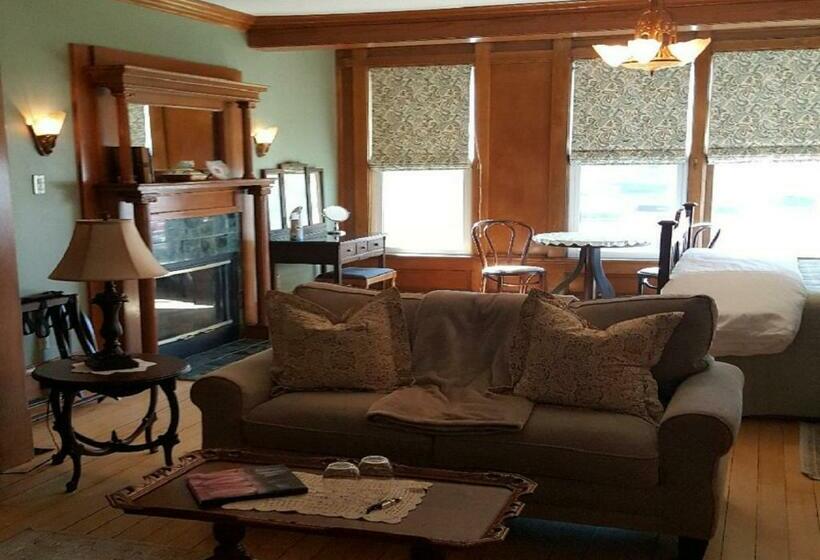 סוויטה עם ג'קוזי, The Wanderlust