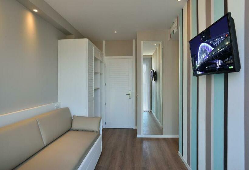 سوییت جونیور با بالکن, Embassy Hotel & Spa