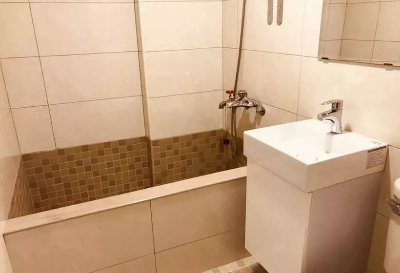 اتاق اکونومی, Everyday Hotspring