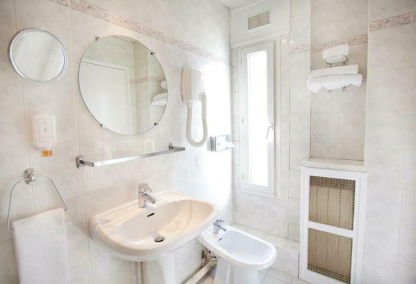 スタンダードルーム, Nadaud