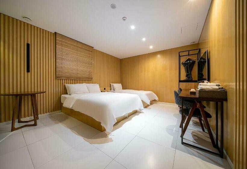 디럭스 패밀리 룸, The Designers Kondae