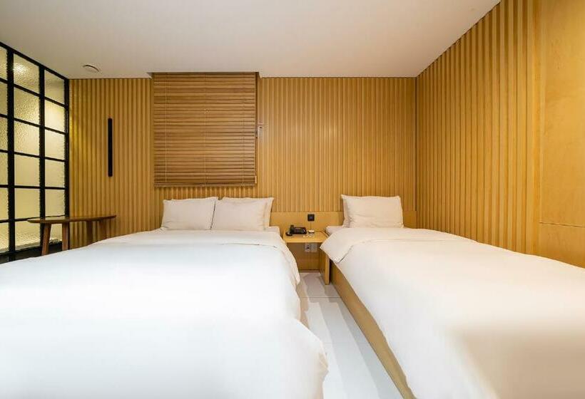 디럭스 패밀리 룸, The Designers Kondae