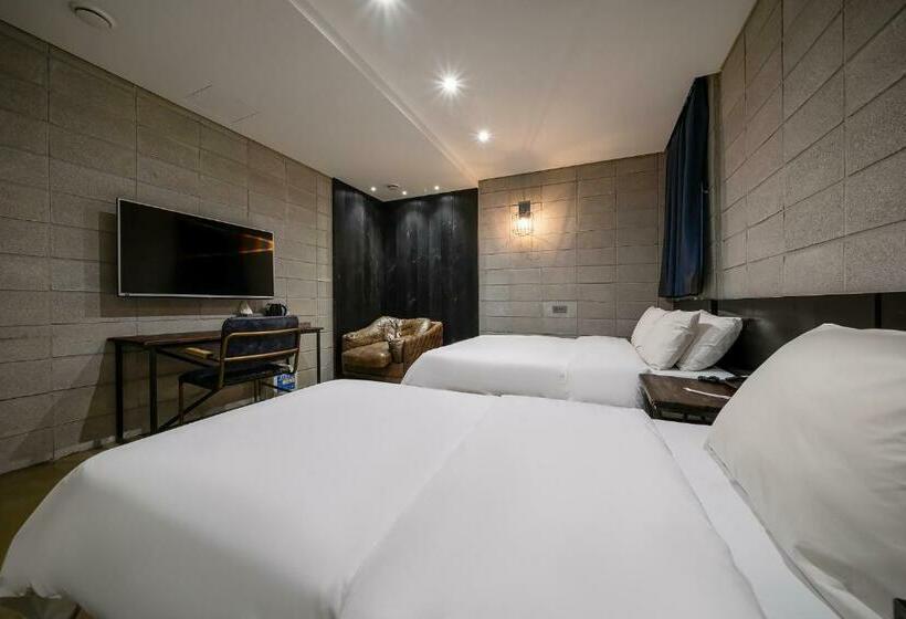 디럭스 패밀리 룸, The Designers Kondae