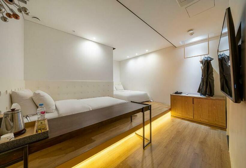 디럭스 패밀리 룸, The Designers Kondae