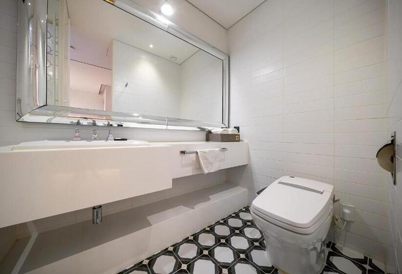 חדר משפחתי דלוקס, The Designers Kondae