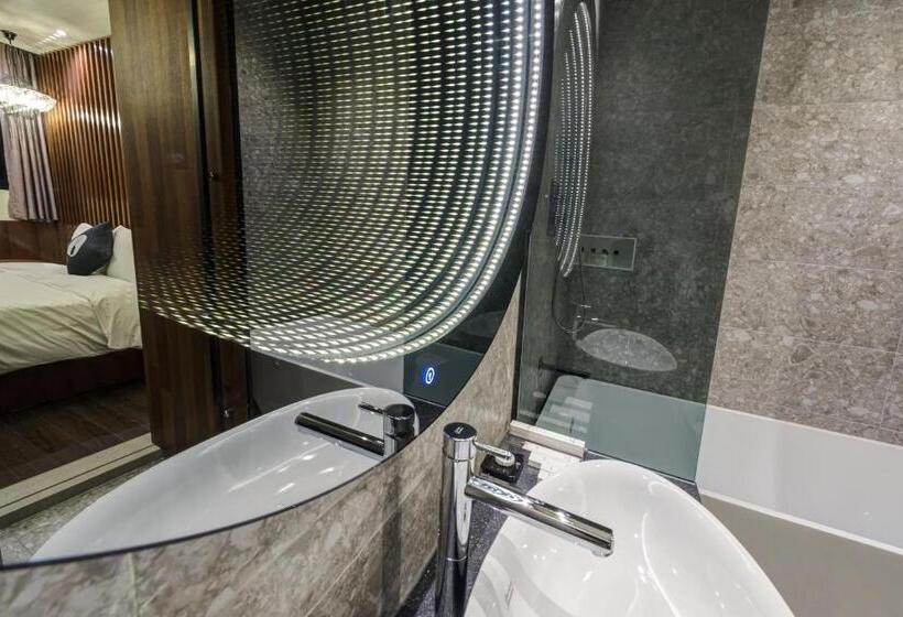 디럭스 룸, The Designers Kondae