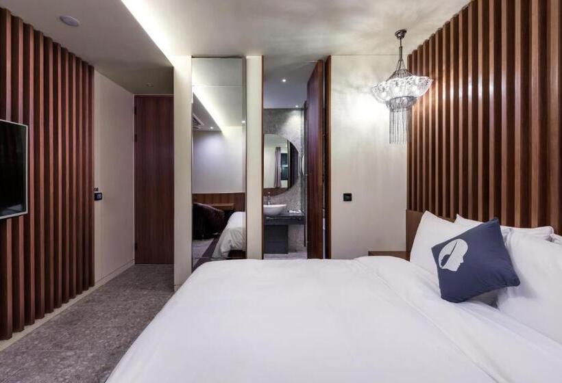 Номер Deluxe, The Designers Kondae