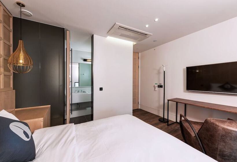 חדר דלוקס, The Designers Kondae